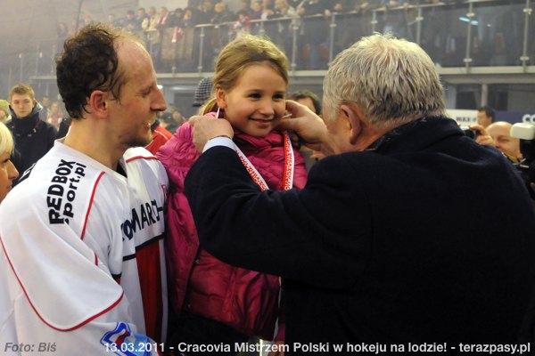 2011-03-13-plh-cracovia-mistrzem-hokeja-b-438_600