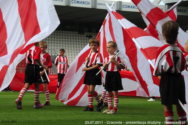 2011-07-23-cracovia-prezentacja_druz?çyny_b_122_720