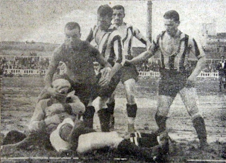 1923-09-15 FC Barcelona - Cracovia Popiel łapie piłkę