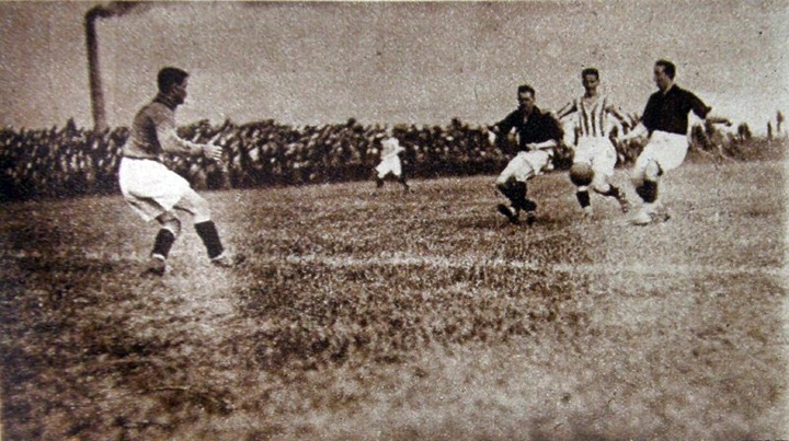 1925-06-11_Czarni_Lwów_-_Cracovia_1 Mecz Czarni Lwów - Cracovia (01) - Przebój Limanowskiego wstrzymuje Witkowski i Kmiciński