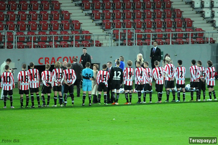 2011-10-13-wizyta_ministrow_na_stadionie_cracovii_b_052_720