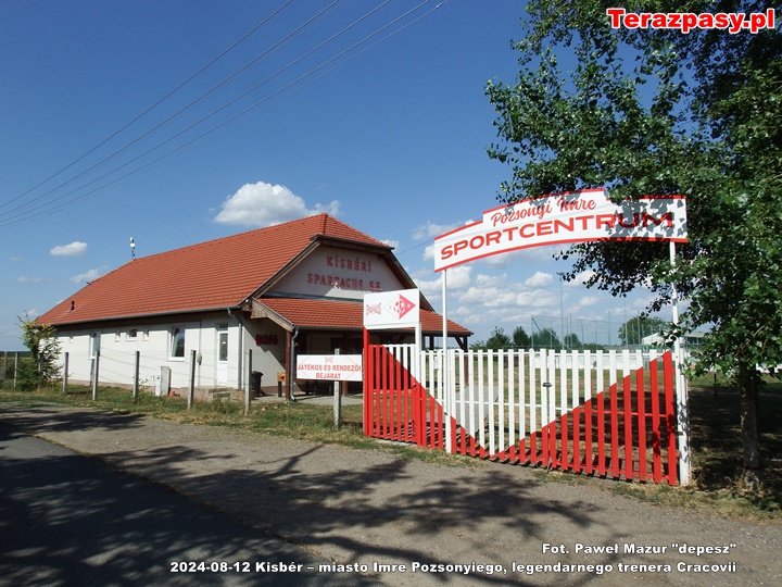 2024-08-12 Kisbér – miasto Imre Pozsonyiego, legendarnego trenera CracoviiBramka główna i budynek klubowy- Mazur