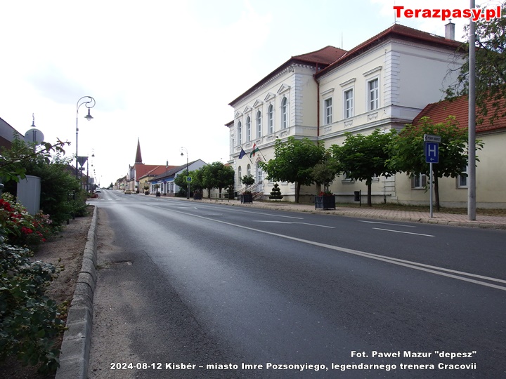 2024-08-12 Kisbér – miasto Imre Pozsonyiego, legendarnego trenera CracoviiSzéchenyi utca - jedna z głównych ulic miasteczka- Mazur