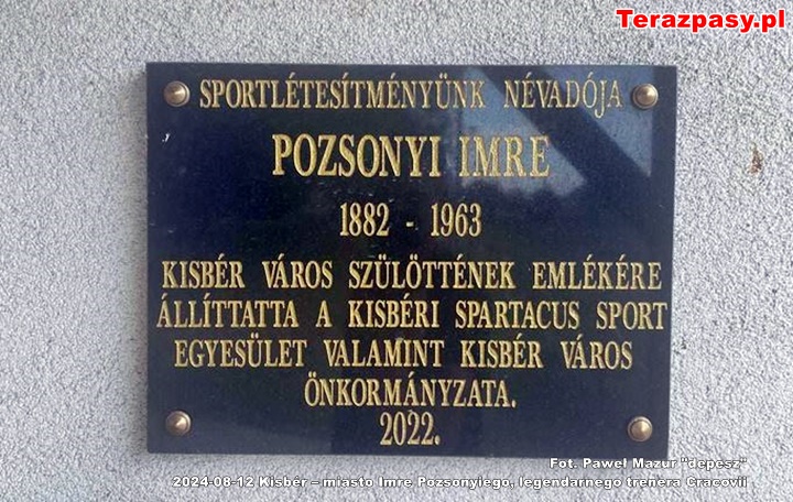 2024-08-12 Kisbér – miasto Imre Pozsonyiego, legendarnego trenera CracoviiTablica pamiątkowa- Mazur