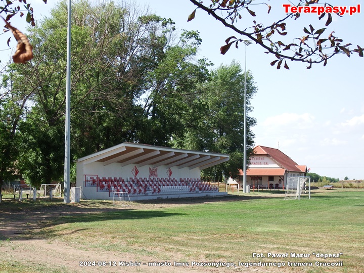 2024-08-12 Kisbér – miasto Imre Pozsonyiego, legendarnego trenera CracoviiTrybuna główna i budynek klubowy- Mazur