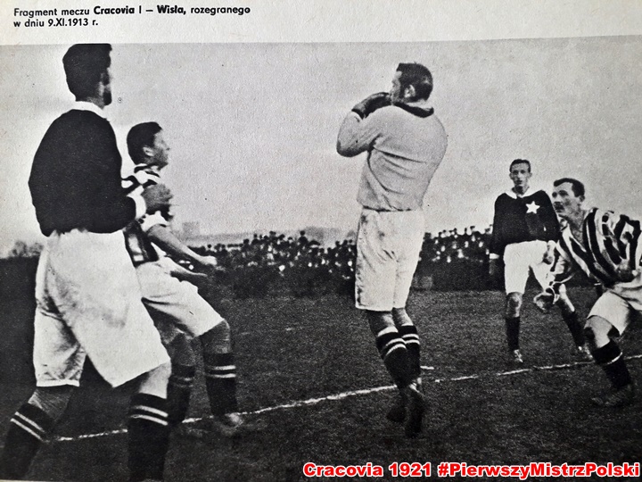 9.11.1913, mecz Wisła - Cracovia kończący Mistrzostwa Galicji. Sytuacja pod bramką Wisły, Dąbrowski widoczny z prawej strony kadru