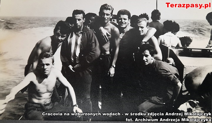 Cracovia na wzburzonych wodach - w środku zdjęcia Andrzej Mikołajczyk