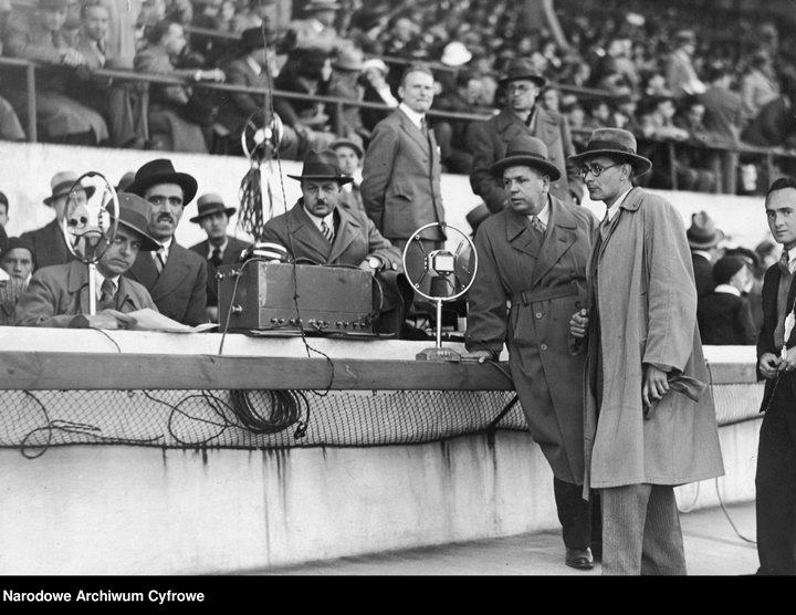 Mielech przy stanowisku komentatorskim - mecz Polska - Jugosławia 4-3 (1-2) 10.09.1933 Stadion WP w Warszawie