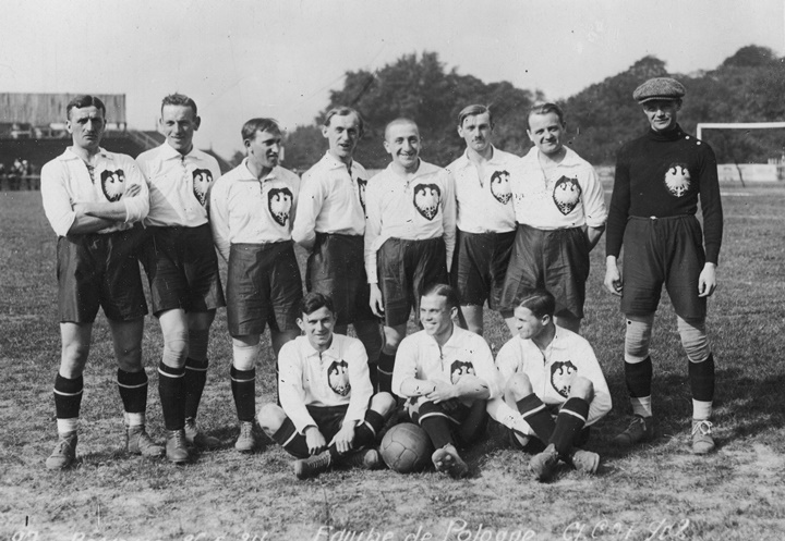Poland_NT_1924-Zdzisław Styczeń (siedzi pośrodku) w barwach reprezentacji Polski podczas Igrzysk Olimpijskich 1924