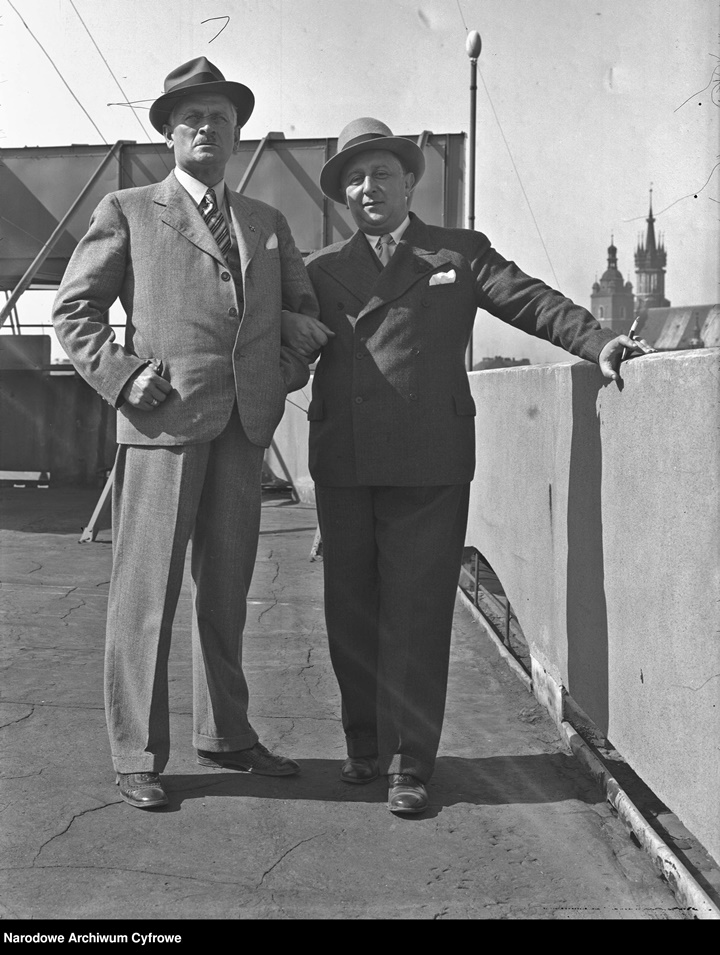 Rzeźbiarz Gustaw Rogalski i aktor Ludwik Lawiński na dachu krakowskiego Pałacu Prasy, rok 1935