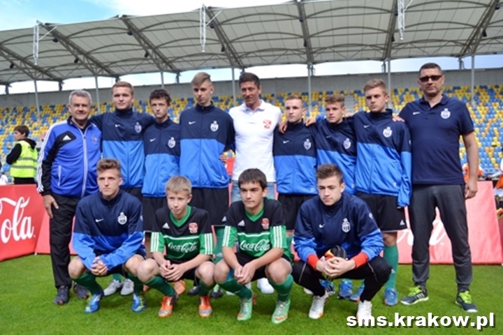 Z Robertem Lewandowskim. Reprezentacja Szkoły Mistrzostwa_Sportowego zajęła drugie miejsce w_prestiżowym ogólnopolskim turnieju Coca Cola Cup_2014
