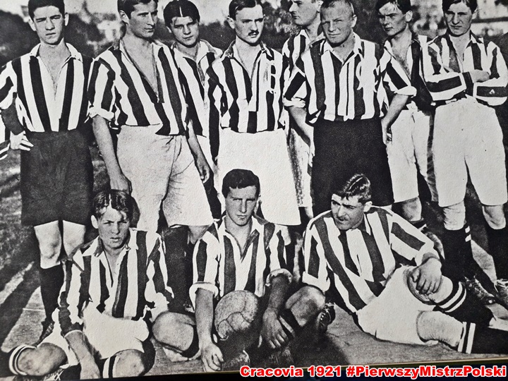 Zespół Cracovii w roku 1916 - Dąbrowski czwarty od lewej